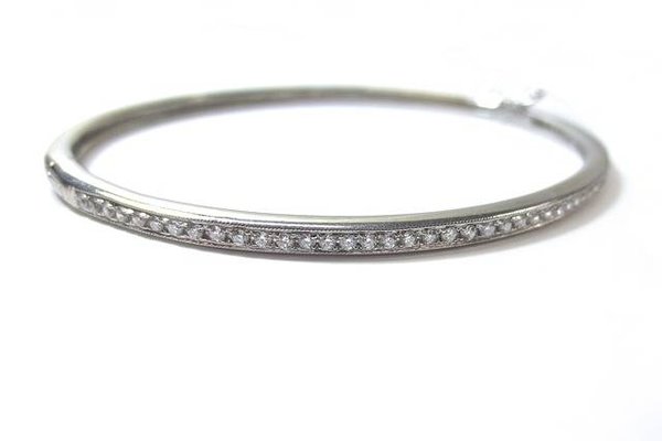 Les bracelets en diamants de style minimaliste : la simplicité est à la mode